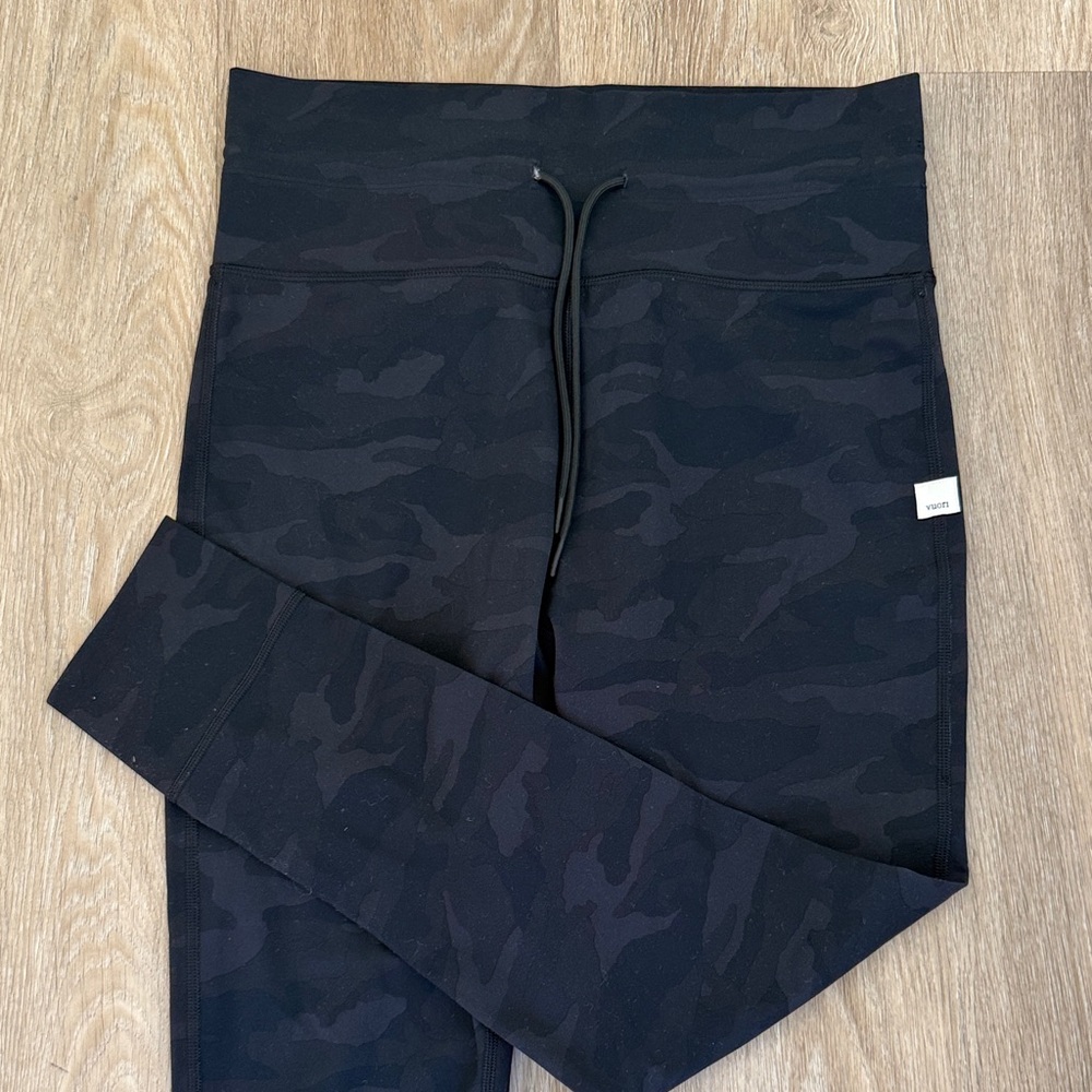 Vuori Women's Black Camo Daily Leggings